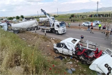 Betonqarışdıran maşınla mikroavtobus toqquşdu - Ölənlər var