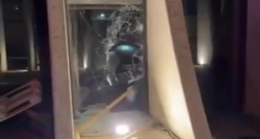 Saakaşvilinin partiyasının binasına hücum edildi - VİDEO