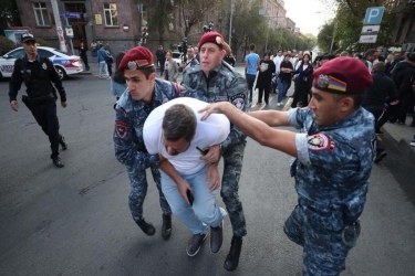 İrəvanda etirazçıları dağıtmaq üçün səs bombalarından istifadə edilir - YENİLƏNİB - FOTO