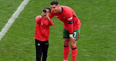 Stadiona girərək Ronaldo ilə şəkil çəkdirən 10 yaşlı Berata AĞIR CƏZA - FOTO