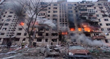 Kiyevdə yaşayış binasına raket qalıqları düşdü