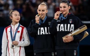 Medalı dişləyən idmançıları təqlid etdi, hamı ondan danışdı - VİDEO