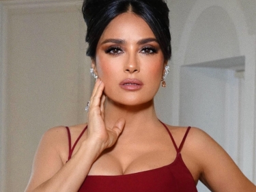 57 yaşlı Salma Hayekin yaxtada görüntüləri göz qamaşdırdı - FOTO