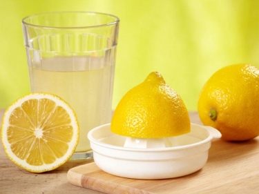 Hər gün limonlu su için