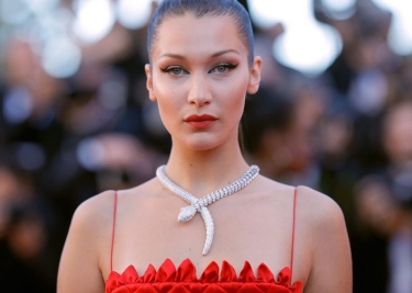 Bella Hadid büstqaltersiz kamera qarşısında - FOTO