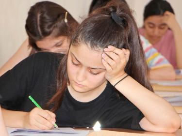 Bu gün 27 mindən çox şagird imtahan verdi