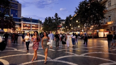 Əcnəbi turist Bakıdakı qızları 