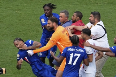 Dünya çempionatının finalında DAVA - Futbolçular əlbəyəxa oldu - FOTO