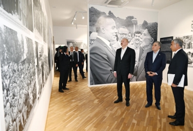 Prezident və Qurbanqulu Berdiməhəmmədov Şuşadakı Yaradıcılıq Mərkəzində “Heydər Əliyev və Qarabağ” sərgisi ilə tanış olublar - FOTO