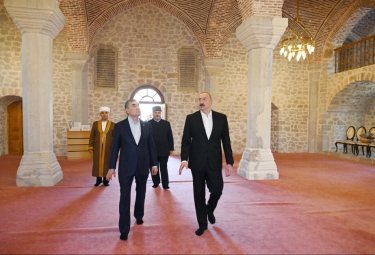 Azərbaycan Prezidenti və Türkmənistan Xalq Məsləhətinin sədri Şuşada Yuxarı Gövhər Ağa məscidini ziyarət ediblər