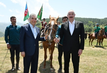 Qurbanqulu Berdiməhəmmədova Cıdır düzündə “Dostluq” adlı Qarabağ atı hədiyyə edilib - FOTO