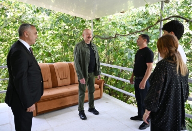 Prezident İlham Əliyev Xocalının Xanyurdu kəndində olub, kəndə köçən bir qrup sakinlə görüşüb
