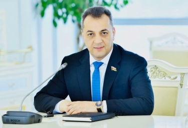 Vüqar İskəndərov Yunus Oğuzu 65 yaş münasibətilə təbrik edib