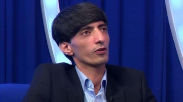 Balaəliylə foto çəkdirmək üçün çimərlikdə 