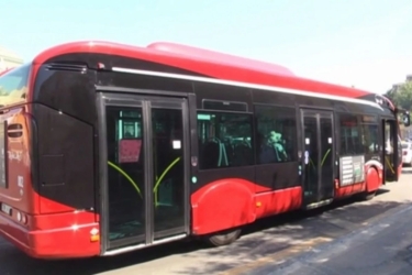 Avtobusda qadın sərnişin sürücü ilə qırğına çıxdı - VİDEO