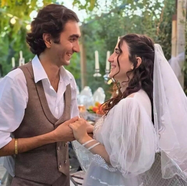 Azərbaycanda gəlin toyunda qaynanasının gəlinliyini geyindi - FOTO