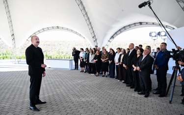 İlham Əliyev Zəngilanın Məmmədbəyli və Ağalı kəndlərinin sakinlərinə mənzillərin açarlarını təqdim edib - FOTO