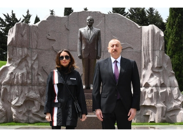 Prezident və birinci xanım Mehriban Əliyeva Ulu Öndər Heydər Əliyevin məzarını ziyarət ediblər