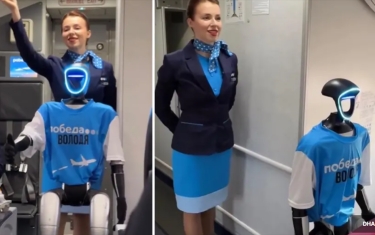 Dünyada ilk robot stüardessa sınaqdan keçirildi