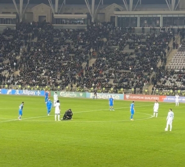 Həmin azarkeş meydançaya belə giribmiş - VİDEO