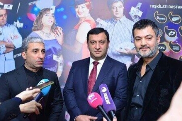 “Bu şəhərdə”nin üzvləri Qurbanovla bağlı səhnəcikdən danışdı - VİDEO