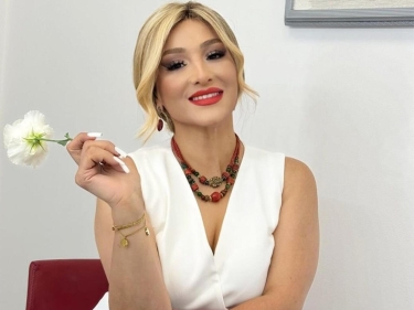 Mətanət efirdə qonağı qucağına alıb fırlatdı - VİDEO