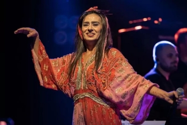 Məşhur müğənni səhnədə 