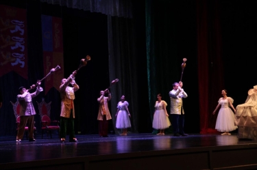 Uşaq evinin sakinləri Akademik Musiqili Teatrın qonağı olub - FOTOlar