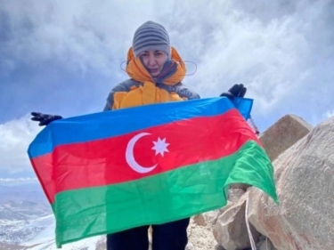 Elmira Aslanova Antarktidanın ən yüksək zirvəsində
