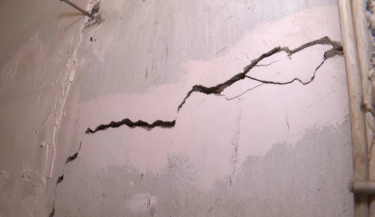 Bakıda binada təhlükəli vəziyyət - Sakinlər qorxu içində yaşayır - VİDEO