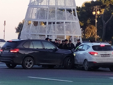 Bakının mərkəzində 3 AVTOMOBİL TOQQUŞDU - Polislər görün nə etdi - FOTO