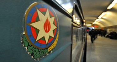 Bakı metrosunda QƏRİBƏ HADİSƏ - Qatar stansiyada dayandı, qapıları açılmadı