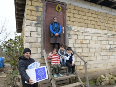 Heydər Əliyev Fondunun təşəbbüsü ilə aztəminatlı ailələrə bayram sovqatları verilir - FOTO