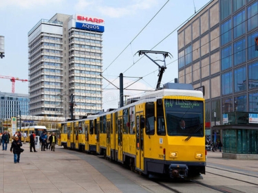 Almaniyada sürücü huşunu itirdi - tramvayı sərnişinlər dayandırdılar