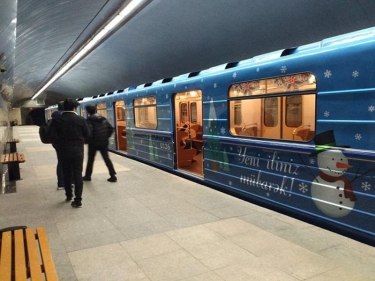 Məşhurların metro sərnişinlərinə bayram təbriki - İlin son sosial layihəsi - VİDEO