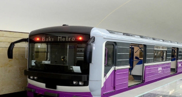 Metroda qatarların hərəkətində fasilə yaranıb