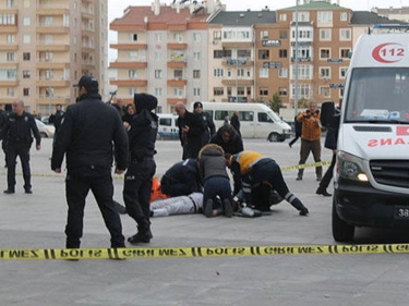 Rəsmi idarənin qarşısında kişini güllələyib öldürdü - FOTO