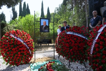 Arif Babayevin qəbirüstü abidəsinin hazırlanması niyə gecikir?