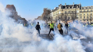 Parisdə nümayiş zamanı 16 polis yaralanıb