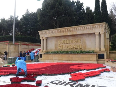 “Şəhidlər Xiyabanı”nda 20 Yanvar faciəsinin ildönümü ilə bağlı hazırlıq işləri aparılır - FOTO