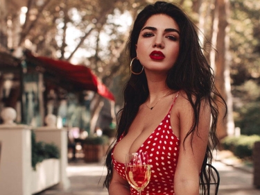 Azərbaycanlı modeldən açıq-saçıq FOTOSESSİYA