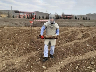 Füzulidə həyətyanı sahədə raket hissəsi tapıldı - FOTO