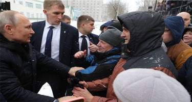 Putin soyuqda gözləyən insanlara görə kortejini saxlatdırdı - VİDEO