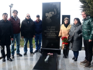 Gənc Tamaşaçılar Teatrının akytyorları mərhum aktrisanı yad ediblər - FOTO