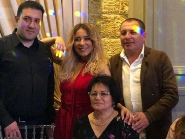 Tünzalə Ağayeva anası və qardaşları ilə - FOTO