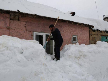 Elə qar yağdı ki, insanlar evlərindən çölə çıxa bilmədilər - FOTO