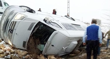 Türkiyənin basketbol klubunun avtobusu qəzaya düşdü, 13 nəfər xəsarət aldı