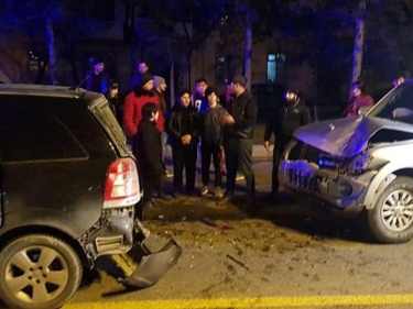 Bakıda zəncirvarı yol qəzası baş verib, xəsarət alan var - FOTO