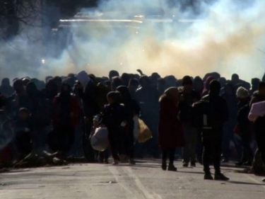 Türkiyədən Yunanıstana keçmək istəyən miqrantlara qarşı qaz bombası istifadə edilib