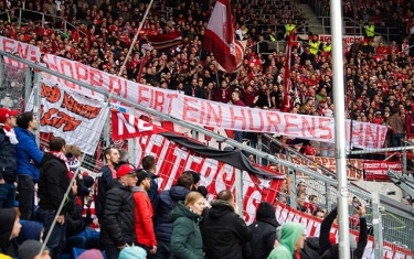 “Bavariya”nın matçında futbolçulardan görünməmiş etiraz